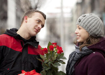 bana aşık mı ?! sevgilinizin size aşık olduğunu gösteren 5 davranışı