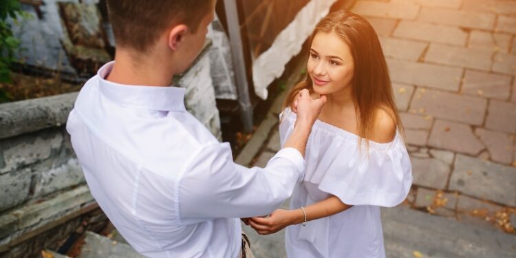 Erkekler Neden Minyon Kadınlardan Hoşlanır?